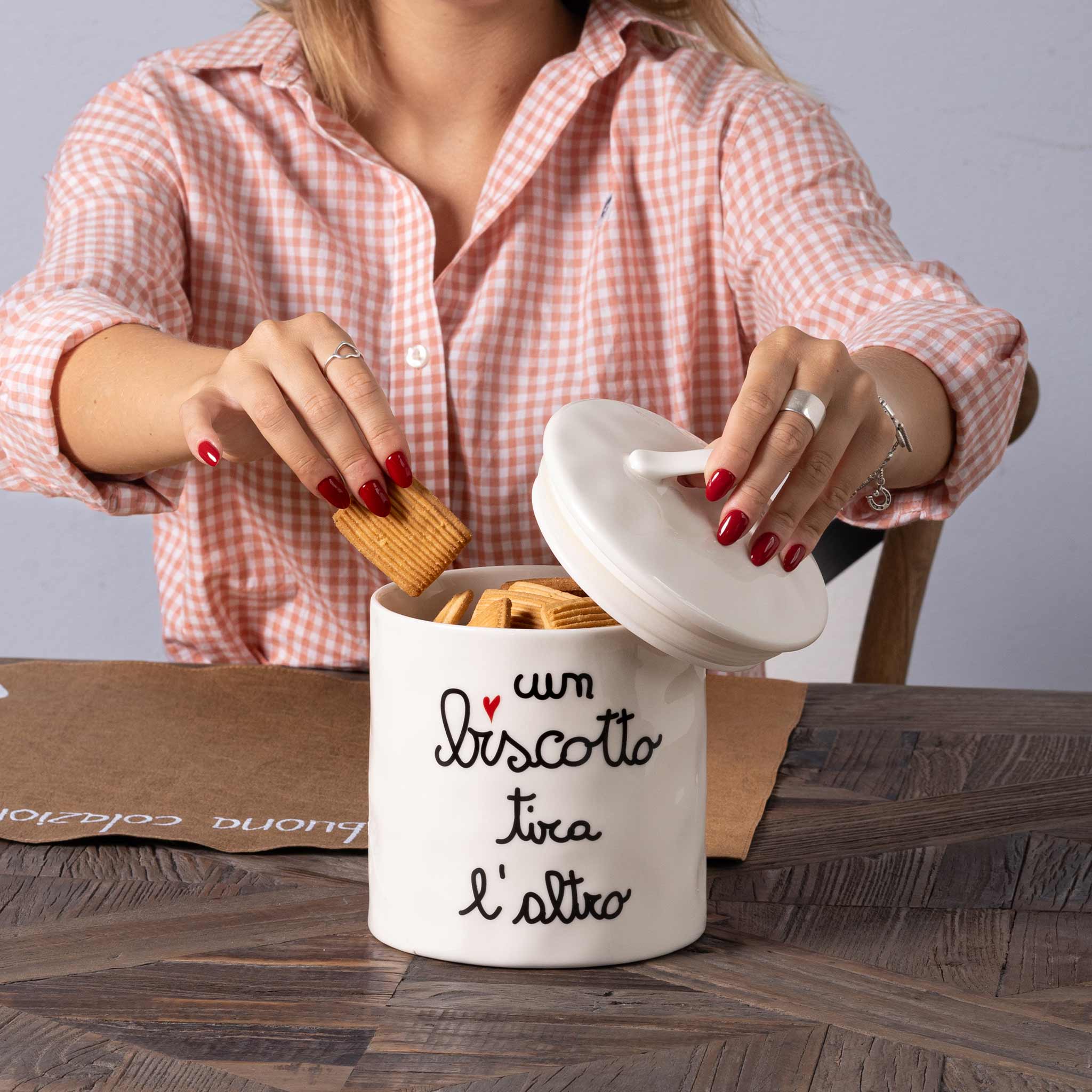 10010684-simple-day-barattolo_gres_decoro_decoro_un_biscotto_tira_l_altro_SC_10010684_851x851 SIMPLE DAY - "UN BISCOTTO TIRA L'ALTRO" Barattolo in gres - immagine 1