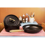 Cocotte Buster+Punch rotonda 24 cm Nera Staub - immagine 3